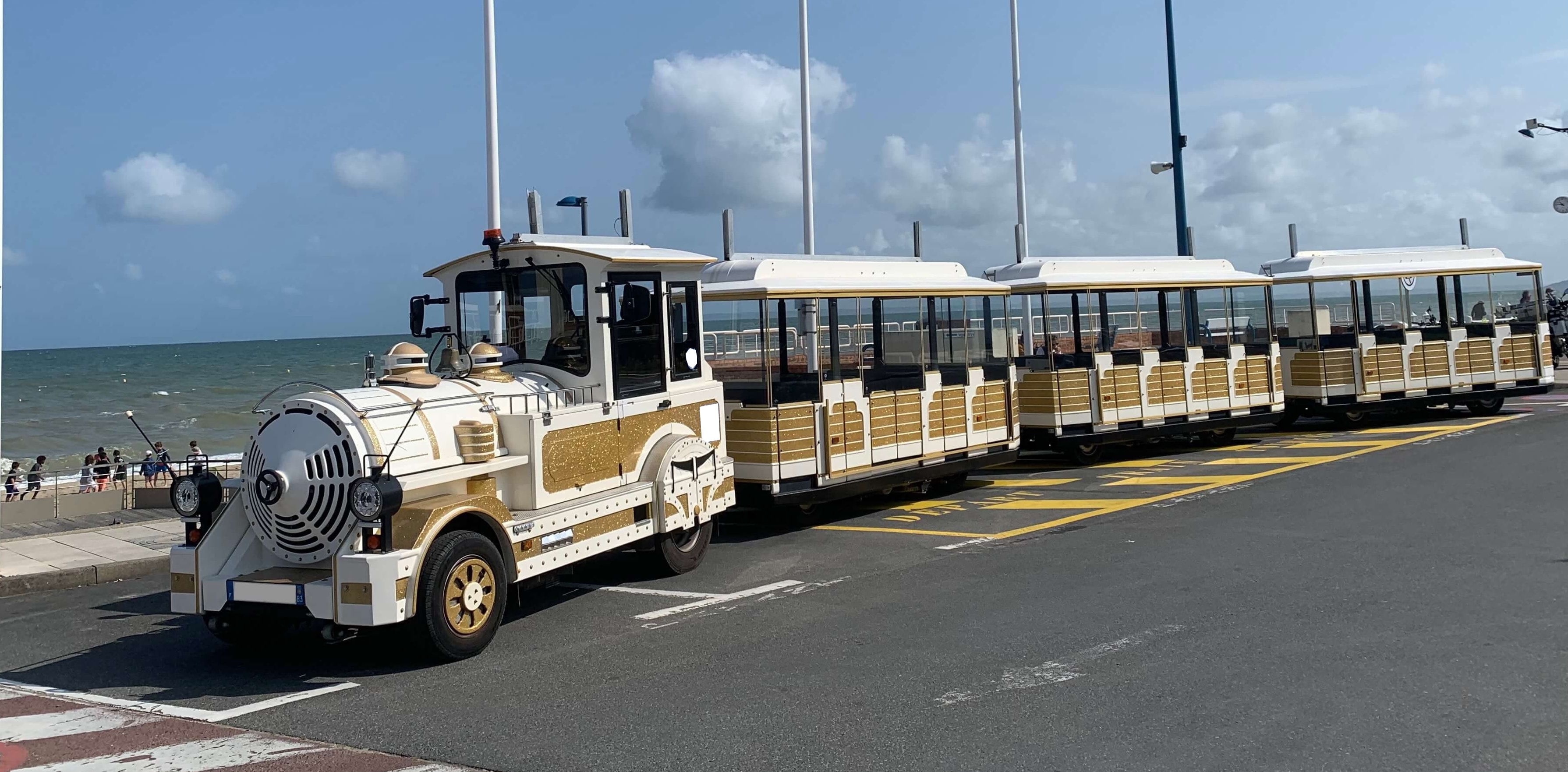 Petit train touristique transportant des voyageurs au cœur d'un centre-ville historique