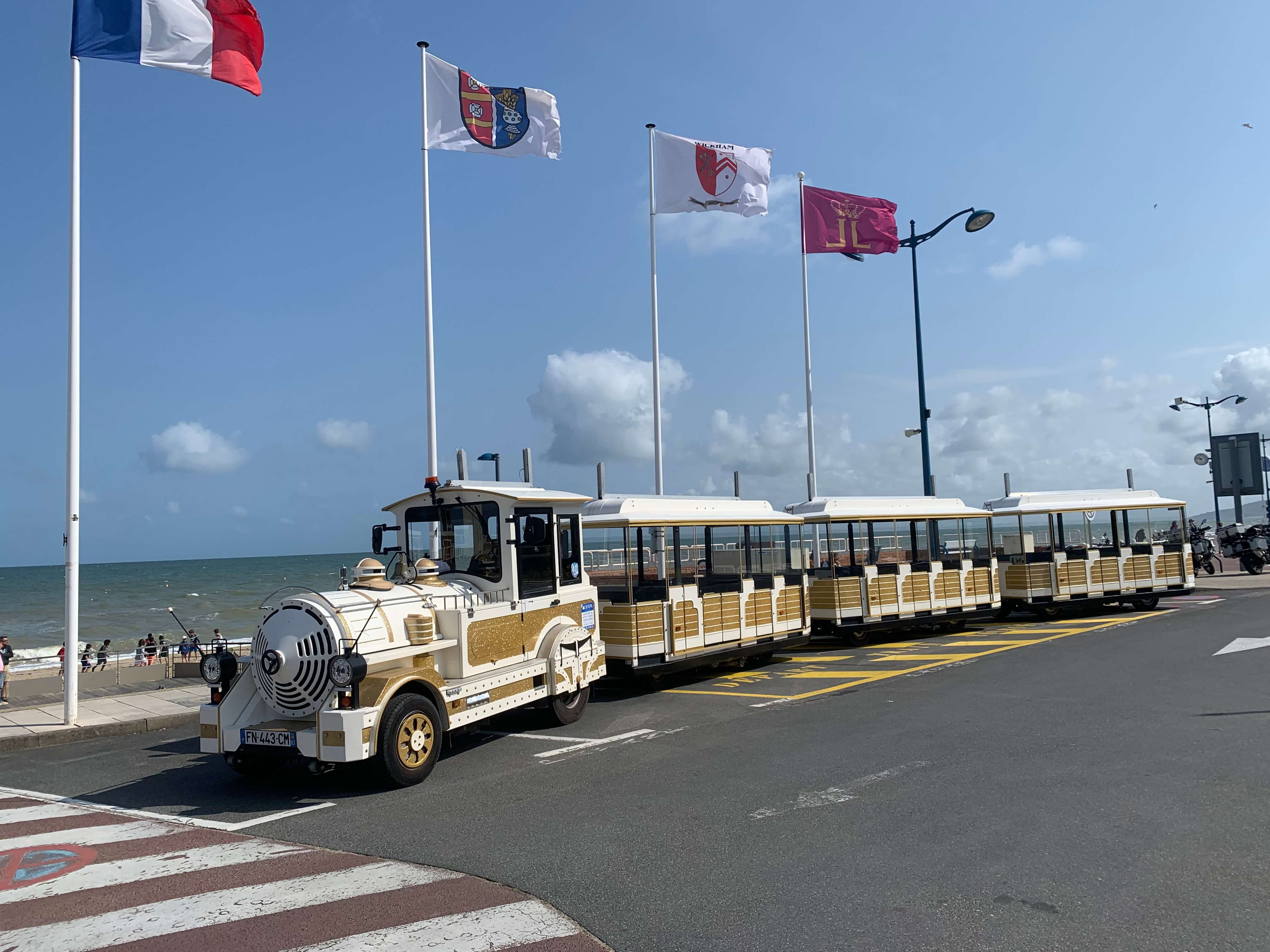 Petit train touristique à Villers-sur-Mer à proximité du front de mer