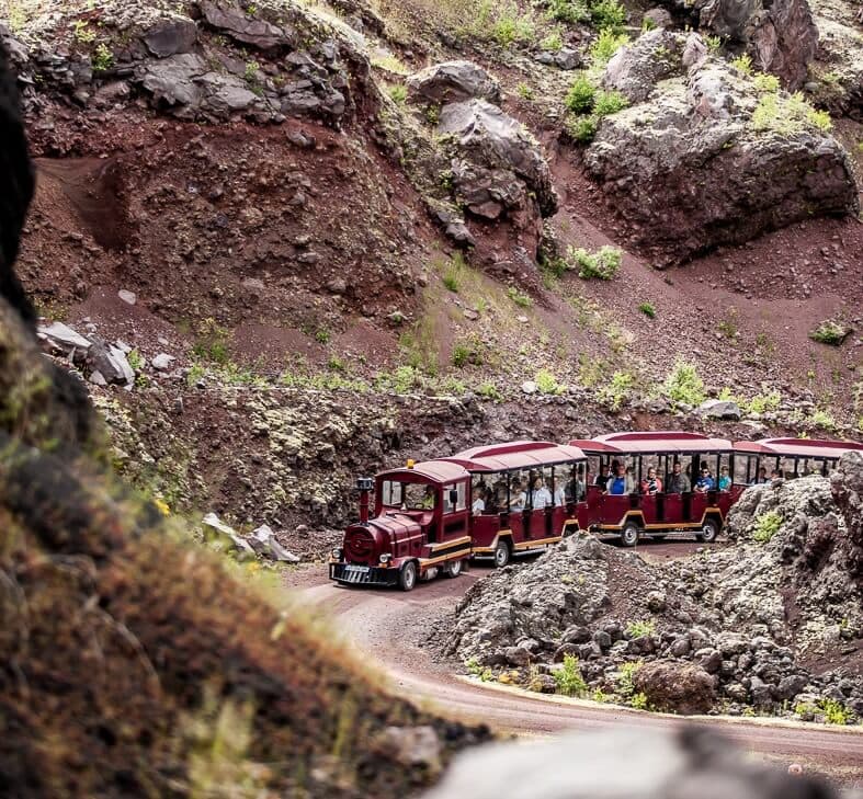 Petit train touristique sur le site du Volcan de Lemptégy